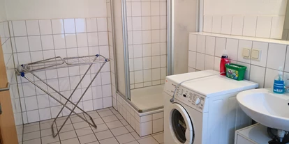 Monteurwohnung - Waschmaschine - Mechterstädt - Großes Tageslichtbadezimmer mit Dusche - Monteurzimmer mit WLAN und PKW/LKW Parkplatz GOTHA-ZENTRUM 
