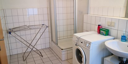 Monteurwohnung - Zimmertyp: Einzelzimmer - Thüringen Süd - Großes Tageslichtbadezimmer mit Dusche - Monteurzimmer mit WLAN und PKW/LKW Parkplatz GOTHA-ZENTRUM 