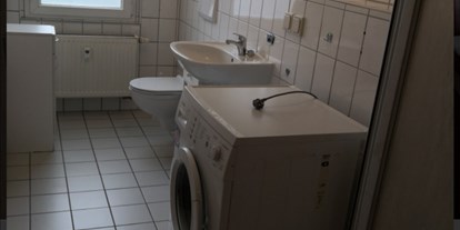 Monteurwohnung - Kühlschrank - Hochheim - Zweites Badezimmer  - Monteurzimmer mit WLAN und PKW/LKW Parkplatz GOTHA-ZENTRUM 