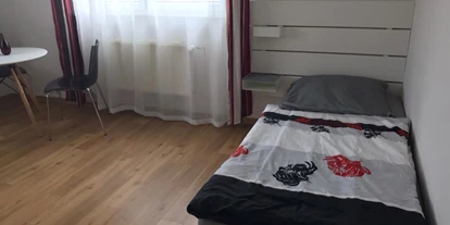Monteurwohnung - Zimmertyp: Doppelzimmer - Stuttgart - Ferienwohnung für Monteure mit 4 Einzelbetten  - Ferienwohnung ideal für Monteure mit Küche und eigenem Bad in Stuttgart Köngen 