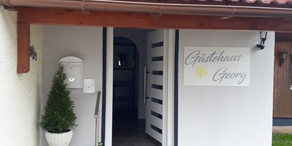 Monteurwohnung - Küche: eigene Küche - Alteglofsheim - Eingang - Gästehaus Georg / Monteurwohnungen