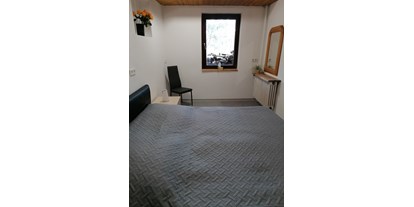 Monteurwohnung - Kühlschrank - Steinen Steinen - Schlafzimmer - Schwarzwald Appartement 