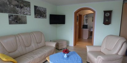 Monteurwohnung - Kühlschrank - PLZ 97941 (Deutschland) - Wohnbereich mit Flachbildschirm - Familie Hoeß - hat Ihre Ferienwohnung im schönen Taubertal