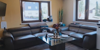 Monteurwohnung - Einzelbetten - PLZ 96450 (Deutschland) - Wohnzimmer mit Couch - Bozhidar Georgiev