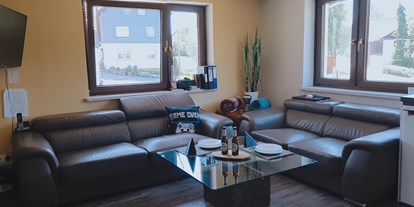 Monteurwohnung - Kühlschrank - PLZ 96476 (Deutschland) - Wohnzimmer mit Couch - Bozhidar Georgiev