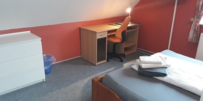 Monteurwohnung - Zimmertyp: Einzelzimmer - Großenkneten - Jedes Zimmer verfügt über einen Laptop Arbeitsplatz und TV - Großzügiges Haus Nahe Oldenburg  Bremen Oldenburger Land  für Monteure 