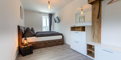 Monteurwohnung - Badezimmer: eigenes Bad - Amsoldingen - Doppelzimmer Eiger - Guesthouse Meitschi Thun