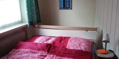 Monteurwohnung - Bettwäsche: Bettwäsche inklusive - Norden Leybuchtpolder - Schlafzimmer mit Doppelbett - Inge Gorke
