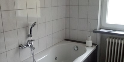 Monteurwohnung - Badezimmer: Gemeinschaftsbad - Ostfriesland - Badewanne - Inge Gorke