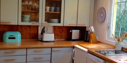 Monteurwohnung - WLAN - Bockfließ - Küche mit Herd, Kühlschrank, Geschirrspüler, Wasserkocher, Kaffeemaschine - LenAs Gartenwohnung