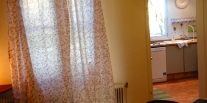 Monteurwohnung - Zimmertyp: Mehrbettzimmer - Bockfließ - Esszimmer mit Fenster in den Garten und Blick in die Küche - LenAs Gartenwohnung