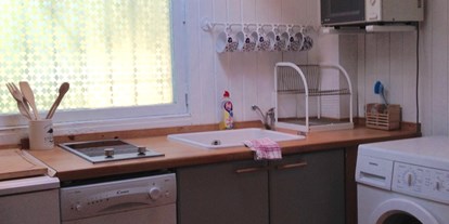 Monteurwohnung - Mannswörth - Küche mit Waschmaschine  , Mikrowelle - LenAs Gartenwohnung