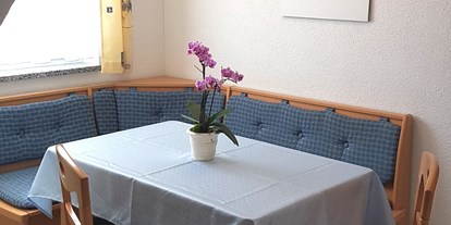 Monteurwohnung - Badezimmer: eigenes Bad - Frohnsdorf - Ferienwohnungen Hölig Sitzecke Beispiel - Ferienwohnungen Constanze Hölig