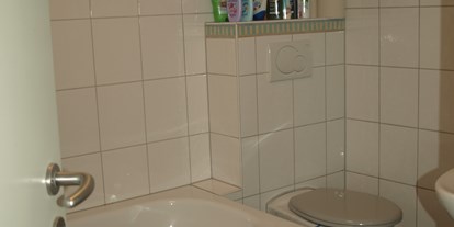 Monteurwohnung - Badezimmer: eigenes Bad - Hessen Süd - Bad mit Duschmöglichkeit - Monteurwohnung Groß-Gerau