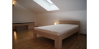 Monteurwohnung - Einzelbetten - PLZ 65201 (Deutschland) - Schlafraum mit Betten und Kommoden - Monteurzimmer Trebur
