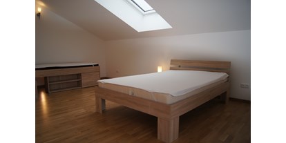 Monteurwohnung - Ludwigshöhe - Schlafraum mit Betten und Kommoden - Monteurzimmer Trebur