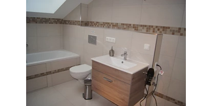 Monteurwohnung - Einzelbetten - Hessen - Bad mit Badewanne und begehbarer Dusche - Monteurzimmer Trebur