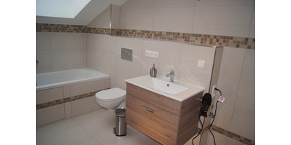 Monteurwohnung - Bettwäsche: Bettwäsche gegen Gebühr - Hattersheim - Bad mit Badewanne und begehbarer Dusche - Monteurzimmer Trebur