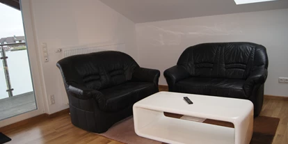 Monteurwohnung - Kühlschrank - PLZ 64584 (Deutschland) - WZ mit Couchs - Monteurzimmer Trebur