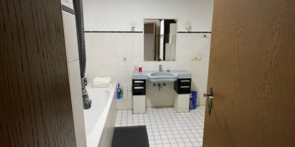 Monteurwohnung - Art der Unterkunft: Ferienwohnung - Deutschland - Badezimmer - Ferienwohnung am Stadtrand (WLAN INKLUSIVE)