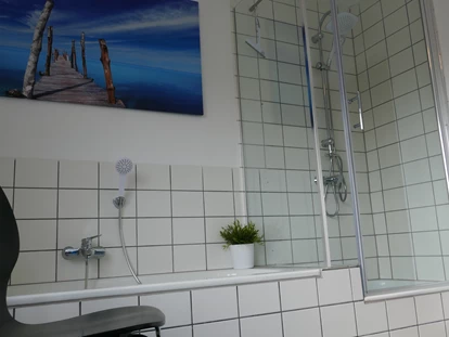 Monteurwohnung - Badezimmer: eigenes Bad - Obergröningen - Badewanne und große Klarglasdusche.. - guest apartment niederalfingen // Aalen-Ellwangen-Heidenheim-Schwäbisch Gmünd