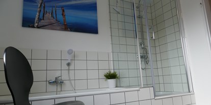 Monteurwohnung - Kaffeemaschine - PLZ 73579 (Deutschland) - Badewanne und große Klarglasdusche.. - guest apartment niederalfingen // Aalen-Ellwangen-Heidenheim-Schwäbisch Gmünd