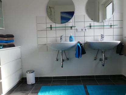 Monteurwohnung - TV - PLZ 73479 (Deutschland) - Das Tageslichtbad mit zwei Waschbecken, viel Stauraum - ein Föhn liegt auch bereit! - guest apartment niederalfingen // Aalen-Ellwangen-Heidenheim-Schwäbisch Gmünd