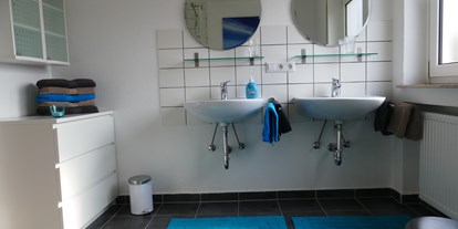 Monteurwohnung - Kaffeemaschine - PLZ 73433 (Deutschland) - Das Tageslichtbad mit zwei Waschbecken, viel Stauraum - ein Föhn liegt auch bereit! - guest apartment niederalfingen // Aalen-Ellwangen-Heidenheim-Schwäbisch Gmünd