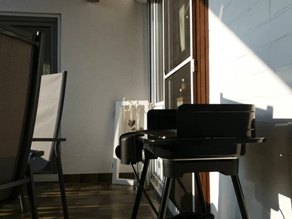 Monteurwohnung - Kühlschrank - Lauchheim Aalen - Auf dem Balkon steht ein Elektrogrill zur Verfügung.. - guest apartment niederalfingen // Aalen-Ellwangen-Heidenheim-Schwäbisch Gmünd