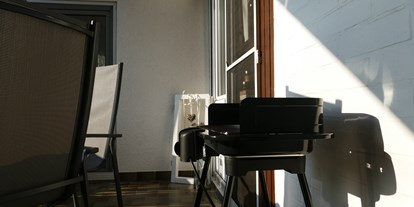 Monteurwohnung - Einzelbetten - Mögglingen - Auf dem Balkon steht ein Elektrogrill zur Verfügung.. - guest apartment niederalfingen // Aalen-Ellwangen-Heidenheim-Schwäbisch Gmünd