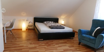 Monteurwohnung - Bettwäsche: Bettwäsche inklusive - PLZ 74597 (Deutschland) - Im größeren Schlafzimmer steht ein 160x200 cm Bett, für 1 oder 2 Personen - guest apartment niederalfingen // Aalen-Ellwangen-Heidenheim-Schwäbisch Gmünd