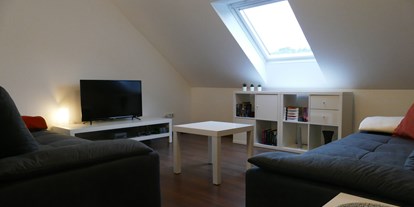 Monteurwohnung - Zimmertyp: Doppelzimmer - PLZ 73566 (Deutschland) - 2 bequeme Sofas laden zum relaxen ein - guest apartment niederalfingen // Aalen-Ellwangen-Heidenheim-Schwäbisch Gmünd