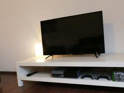 Monteurwohnung - Für Ablenkung sorgen ein 40-Zoll-TV und eine XBox one und diverse Spiele - guest apartment niederalfingen // Aalen-Ellwangen-Heidenheim-Schwäbisch Gmünd