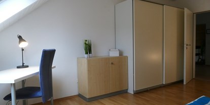 Monteurwohnung - Einzelbetten - Mögglingen - ein Schreibtisch, ein großer Kleiderschrank als auch ein Kleiner, der abschließbar ist - guest apartment niederalfingen // Aalen-Ellwangen-Heidenheim-Schwäbisch Gmünd