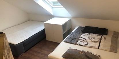 Monteurwohnung - Kaffeemaschine - PLZ 73460 (Deutschland) - Wenn beide Sofas als Betten genutzt werden - Raum ist genügend vorhanden - guest apartment niederalfingen // Aalen-Ellwangen-Heidenheim-Schwäbisch Gmünd