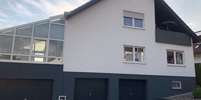 Monteurwohnung - Deutschland - und die Außenansicht des Hauses, die Wohnung befindet sich im 1. OG, auf dieser Hausseite gibt es auch ausreichend Parkplätze - guest apartment niederalfingen // Aalen-Ellwangen-Heidenheim-Schwäbisch Gmünd