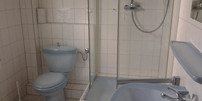 Monteurwohnung - Badezimmer: Gemeinschaftsbad - Geroldsgrün - Bad Zimmer 1 - Alte Schule Heberndorf