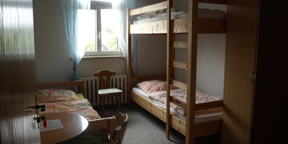 Monteurwohnung - Kühlschrank - Thüringen - Zimmer 1 
1 - 3 Personen
mit eigenem Bad - Alte Schule Heberndorf