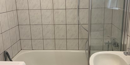 Monteurwohnung - Badezimmer: eigenes Bad - Hohen Sprenz - ZUR SCHLEUSE - 3 Zi. Wohnung in Rostock Erdgeschoss