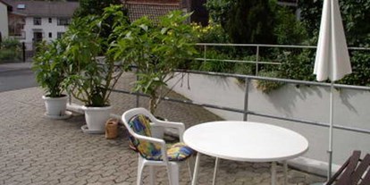 Monteurwohnung - Zimmertyp: Mehrbettzimmer - Hauneck - Sitzplatz neben dem Haus - Heidrun Brand Ferienwohnung