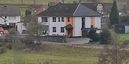 Monteurwohnung - Kühlschrank - PLZ 34593 (Deutschland) - Ansicht übers Tal - Heidrun Brand Ferienwohnung