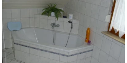 Monteurwohnung - Kühlschrank - PLZ 36214 (Deutschland) - Badezimmer mit Wanne - Nadine Brand Ferienhaus Bebra II
