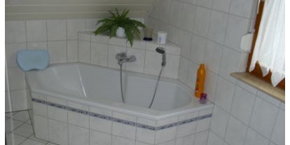 Monteurwohnung - Badezimmer: eigenes Bad - PLZ 36179 (Deutschland) - Badezimmer mit Wanne - Nadine Brand Ferienhaus Bebra II