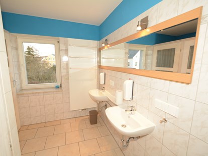 Monteurwohnung - Zimmertyp: Doppelzimmer - Geyer - Badezimmer - Rüstzeit-Seltmann Sauna Fitness Fahrradverleih