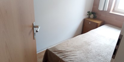 Monteurwohnung - Badezimmer: eigenes Bad - Schmölln - 1. Einzelzimmer  - György Torma – Mietwohnungen