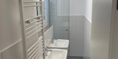 Monteurwohnung - Kühlschrank - Seevetal - Waschraum mit Dusche für jeweils 3 Zimmer als Gemeinschaftseinrichtung - 1/2/sleep Boardinghouse Letzter Heller 