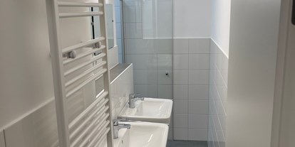 Monteurwohnung - Bettwäsche: Bettwäsche inklusive - Hamburg Bergedorf - Waschraum mit Dusche für jeweils 3 Zimmer als Gemeinschaftseinrichtung - 1/2/sleep Boardinghouse Letzter Heller 