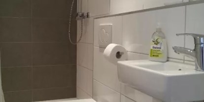 Monteurwohnung - Badezimmer: eigenes Bad - Esslingen am Neckar Pliensauvorstadt - Benjamin Vamosi Hotel Krone