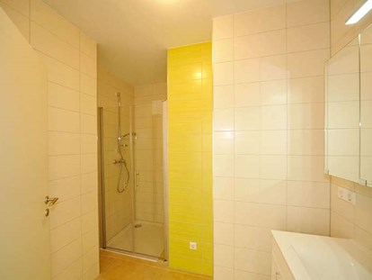 Monteurwohnung - Badezimmer: Gemeinschaftsbad - 90+ Monteurzimmer in Villach, Einzelbetten, Parkplätze, WIFI, Küchen