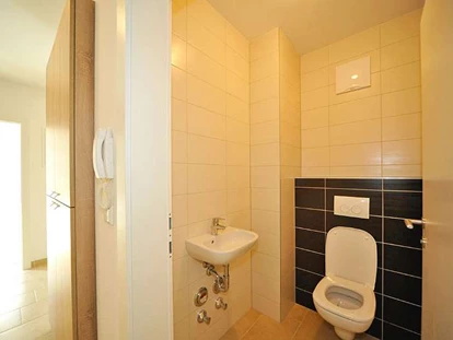 Monteurwohnung - Zimmertyp: Einzelzimmer - Puch (Weißenstein) - WC - 90+ Monteurzimmer in Villach, Einzelbetten, Parkplätze, WIFI, Küchen